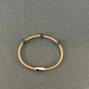 Copper and black cubic zirconium fashion bracelet. With magnetic closure.